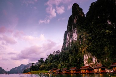 Khao Sok Ulusal Parkı Cheow Lan Gölü Barajı, Ratchaprapha Barajı Suratthani, Tayland gün batımında