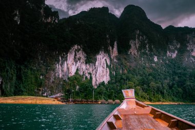 Khao Sok Ulusal Parkı Cheow Lan Gölü Barajı, Ratchaprapha Barajı Suratthani, Tayland gün batımında