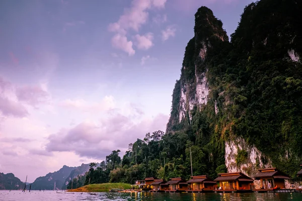 Khao Sok národní park Cheow Lan přehrada, Ratchaprapha přehrada v Suratthani, Thajsko při západu slunce — Stock fotografie