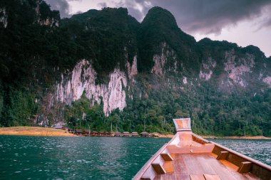 Khao Sok Ulusal Parkı Cheow Lan Gölü Barajı, Ratchaprapha Barajı Suratthani, Tayland gün batımında