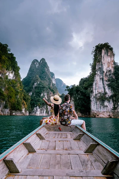 Khao Sok parque nacional Cheow Lan presa, Ratchaprapha presa o Rajjaprabha presa en Suratthani, Tailandia pareja de vacaciones —  Fotos de Stock