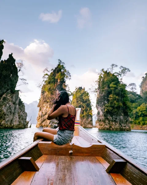 Taman nasional Khao Sok Cheow Lan Dam, Bendungan Ratchaprapha atau Bendungan Rajjaprabha di Suratthani, Thailand pasangan berlibur — Stok Foto