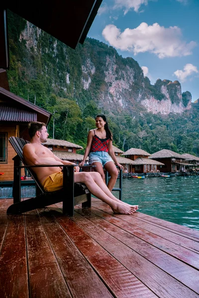 Khao Sok national park Cheow Lan Dam, Ratchaprapha Dam or Rajjaprabha Dam at Suratthani, Thailand couple on vacation — 스톡 사진