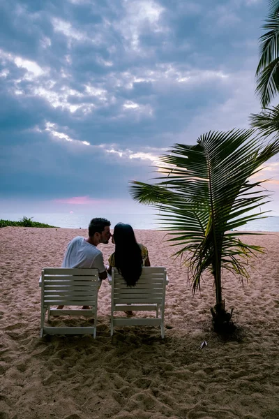 Pár sledující západ slunce na pláži Khao Lak Thajsko — Stock fotografie