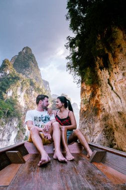 Khao Sok Ulusal Parkı Cheow Lan Barajı, Ratchaprapha Barajı ya da Taylandlı çift Suratthani 'deki Rajaprabha Barajı