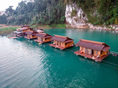 Khao Sok Tayland 'da yüzen bungalovlar, Bungalov önünde çift ile göl manzarası