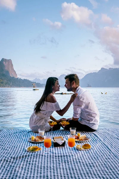 Khao Sok Tajlandia, para jedząca śniadanie we Fron of ther floating bungalow w Parku Narodowym Khao Sok Tajlandia — Zdjęcie stockowe