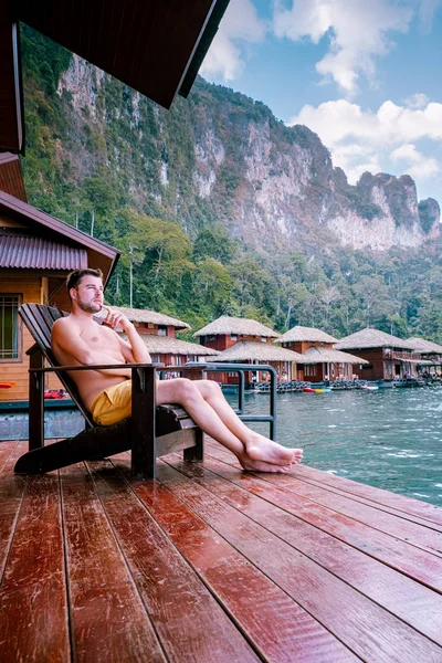 Khao Sok Ulusal Parkı Cheow Lan Barajı, Ratchaprapha Barajı ya da Taylandlı çift Suratthani 'deki Rajaprabha Barajı — Stok fotoğraf