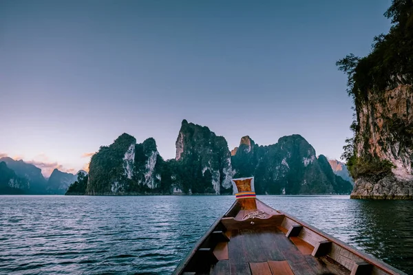 Park Narodowy Khao Sok Cheow Lan Lake Dam, tama Ratchaprapha w Suratthani, Tajlandia o zachodzie słońca — Zdjęcie stockowe