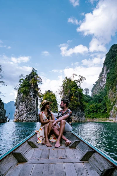 Couple voyageant en bateau explorer des falaises de calcaire épiques dans un immense lac dans le parc national de Khao Sok, lac Chiew lan, Thaïlande — Photo
