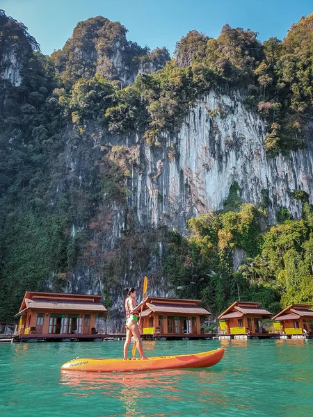 Parc national Khao Sok Thaïlande Janvier 2019, bateaux au bord du lac pendant l'après-midi — Photo