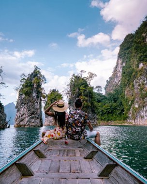 Khao Sok Tayland, Khao Sok Tayland 'da tatil yapan genç bir çift göl boyunca tekneyle seyahat ediyor.