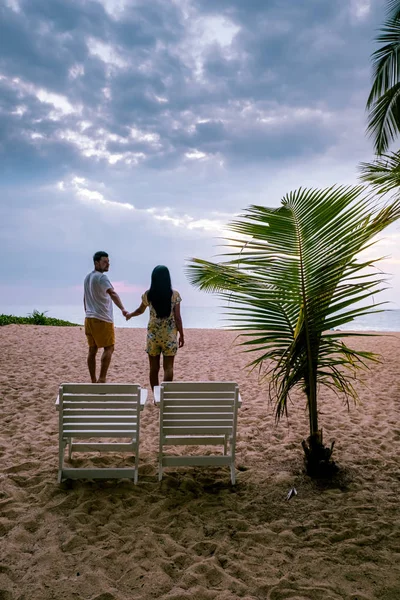 Пара дивиться захід сонця на пляжі Хао Лак Таїланд. — стокове фото