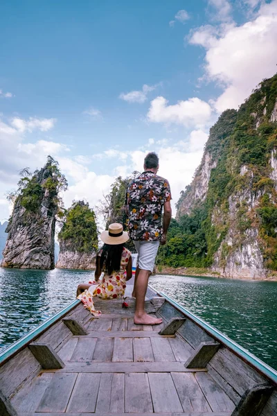 Khao SOk Thailand, pasangan muda berlibur di Khao Sok Thailand bepergian dengan perahu di atas danau — Stok Foto