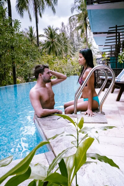 Couple relaxant dans la piscine pendant les vacances en Thaïlande — Photo