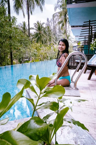 Женщина расслабляется в бассейне во время отдыха в Таиланде — стоковое фото