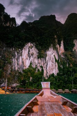Khao Sok Ulusal Parkı Cheow Lan Gölü Barajı, Ratchaprapha Barajı Suratthani, Tayland gün batımında