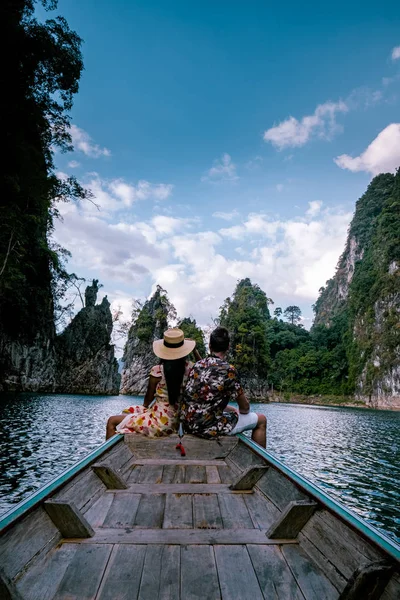 Khao SOk Thailand, pasangan muda berlibur di Khao Sok Thailand bepergian dengan perahu di atas danau — Stok Foto
