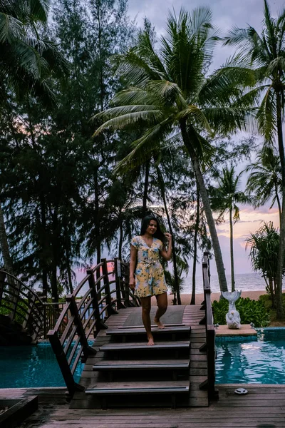 Coppia che guarda il tramonto sulla spiaggia e la piscina di un resort di lusso in Thailandia Khao Lak — Foto Stock