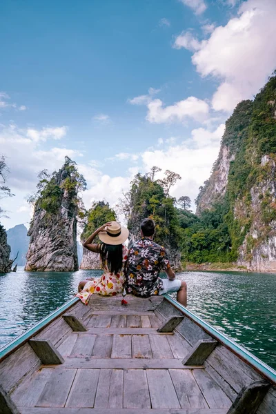 Khao Sok Thailand, jong stel op vakantie in Khao Sok Thailand reizen met de boot over het meer — Stockfoto