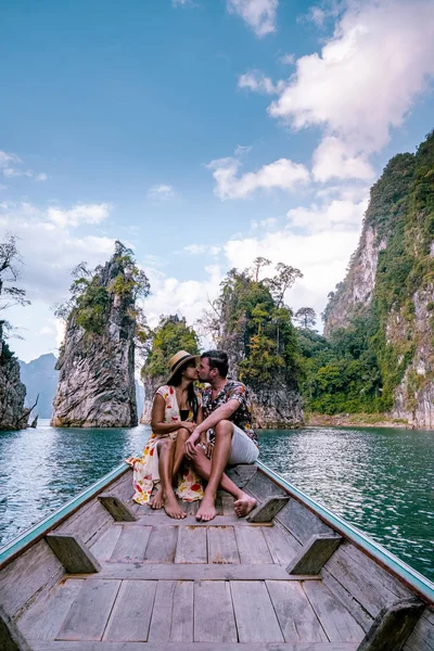 Khao SOk Thaimaa, nuori pari lomalla Khao Sok Thaimaa matkustaa veneellä järven yli — kuvapankkivalokuva