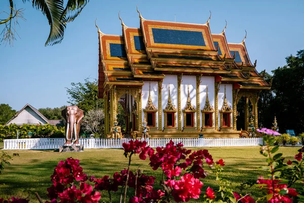 Templo de Khuk Khak, Khao Lak Tailandia, templo budista Templo de Khuek Khak en un día soleado — Foto de Stock