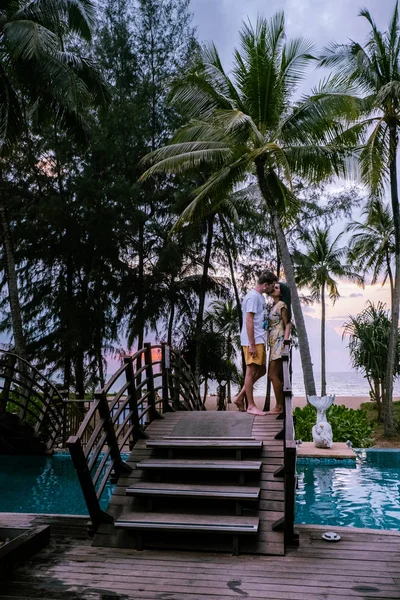 Coppia che guarda il tramonto sulla spiaggia e la piscina di un resort di lusso in Thailandia Khao Lak — Foto Stock