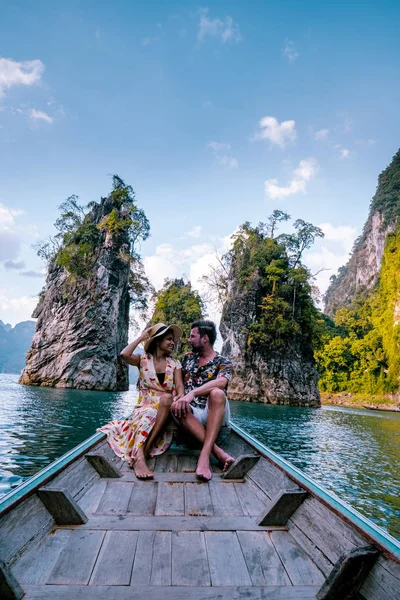Pár utazik hajóval felfedező epikus mészkő sziklák hatalmas tó Khao Sok Nemzeti Park, Chiew lan tó, Thaiföld — Stock Fotó