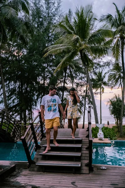 Pár sledující západ slunce u pláže a bazén luxusního letoviska v Thajsku Khao Lak — Stock fotografie