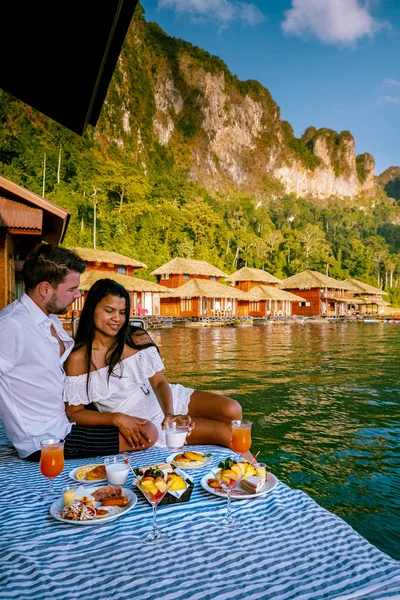 Khao Sok Tailandia, pareja desayunando en fron of ther bungalow flotante en el parque nacional Khao Sok Tailandia —  Fotos de Stock