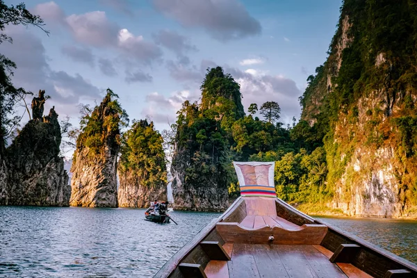Khao Sok kansallispuisto Cheow Lan järven pato, Ratchaprapha pato Suratthani, Thaimaa auringonlaskun aikana — kuvapankkivalokuva