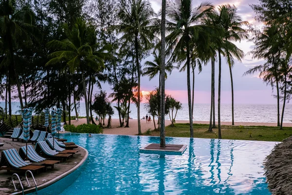 Günbatımında lüks tatil köyü Khao Lak Tayland — Stok fotoğraf