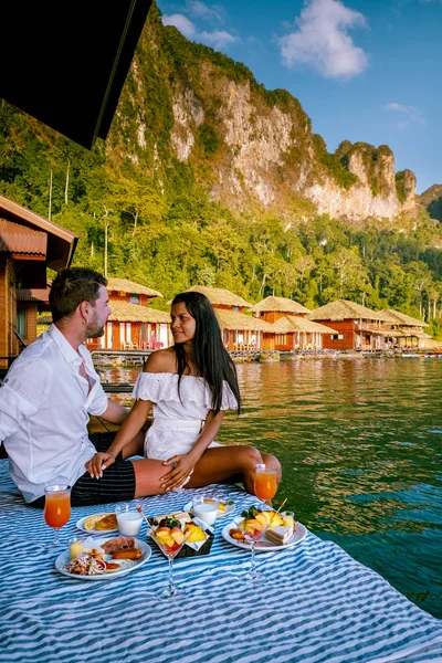 Khao Sok Tailandia, pareja desayunando en fron of ther bungalow flotante en el parque nacional Khao Sok Tailandia —  Fotos de Stock