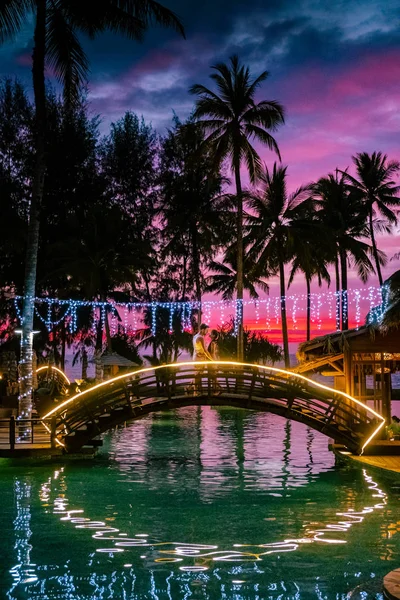 Pareja viendo atardecer junto a la playa y la piscina de un complejo de lujo en Tailandia Khao Lak —  Fotos de Stock