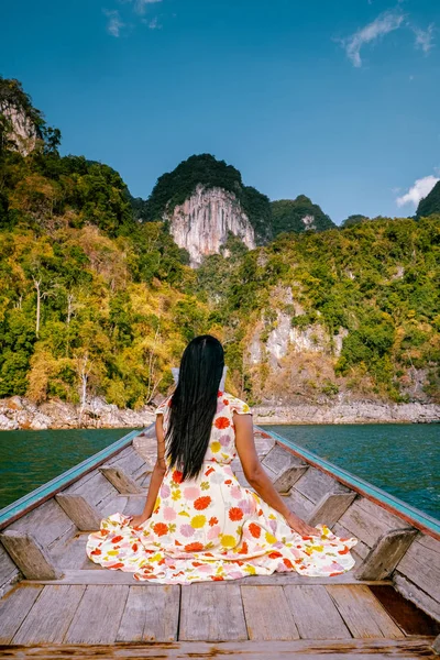 Khao Sok national park Cheow Lan Dam, Ratchaprapha Dam or Rajjaprabha Dam at Suratthani, Thailand couple on vacation — Stock Photo, Image