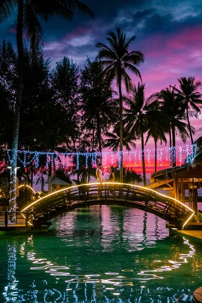 Casal assistindo por do sol na praia e na piscina de um resort de luxo na Tailândia Khao Lak — Fotografia de Stock