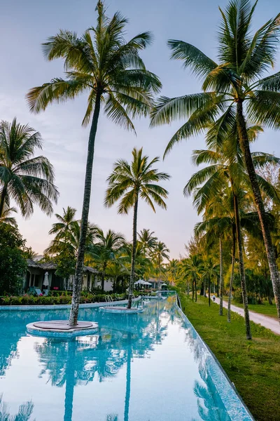 Resort de luxo durante o pôr do sol Khao Lak Tailândia — Fotografia de Stock