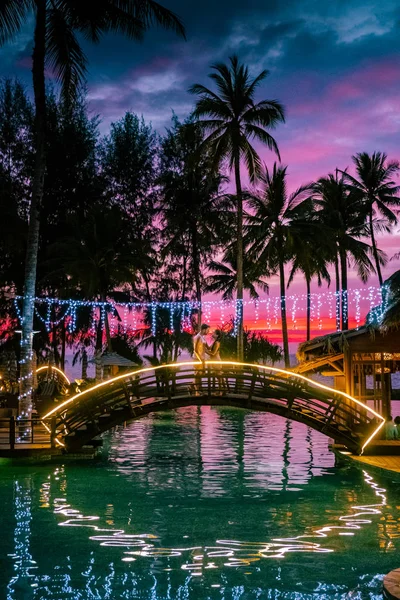 Pareja viendo atardecer junto a la playa y la piscina de un complejo de lujo en Tailandia Khao Lak —  Fotos de Stock