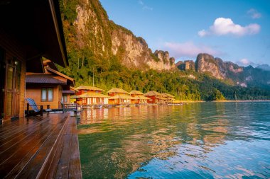 chiew lan Gölü, khao sok Milli Parkı, Tayland tropikal kıyısında ahşap bungalov