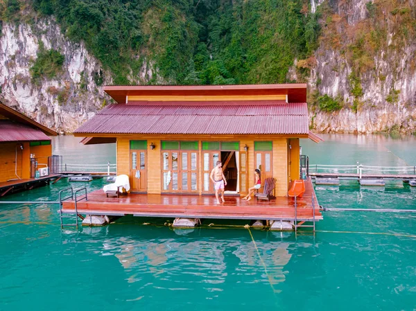 Floating bungalows at Khao Sok Thailand, drone view at the lake with couple in front of bungalow — Stock Photo, Image