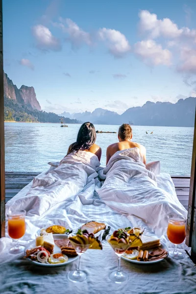 Khao Sok Tailândia, casal tomando café da manhã em fron de bangalô flutuante ther no parque nacional Khao Sok Tailândia — Fotografia de Stock