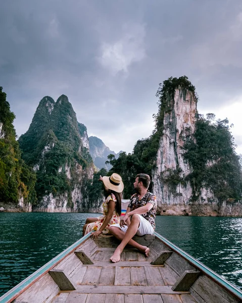 Parcul național Khao Sok Cheow Lan Dam, Barajul Ratchaprapha sau Barajul Rajjaprabha la Suratthani, cuplul Thailandei în vacanță — Fotografie, imagine de stoc