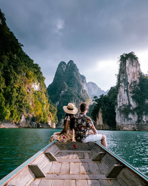 Khao Sok national park Cheow Lan Dam, Ratchaprapha Dam or Rajjaprabha Dam at Suratthani, Thailand couple on vacation — Stock Photo, Image