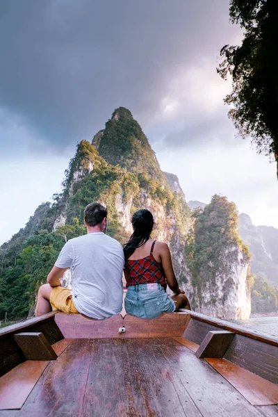 Taman nasional Khao Sok Cheow Lan Dam, Bendungan Ratchaprapha atau Bendungan Rajjaprabha di Suratthani, Thailand pasangan berlibur — Stok Foto