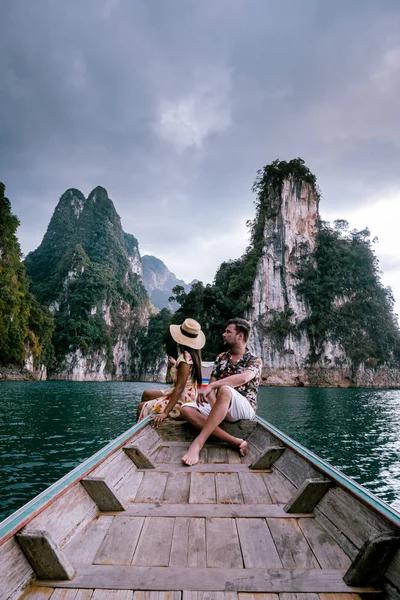 Khao Sok parco nazionale Cheow Lan Dam, Ratchaprapha Dam o Rajjaprabha Dam a Suratthani, coppia Thailandia in vacanza — Foto Stock