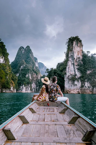 Khao Sok national park Cheow Lan Dam, Ratchaprapha Dam or Rajjaprabha Dam at Suratthani, Thailand couple on vacation — 스톡 사진