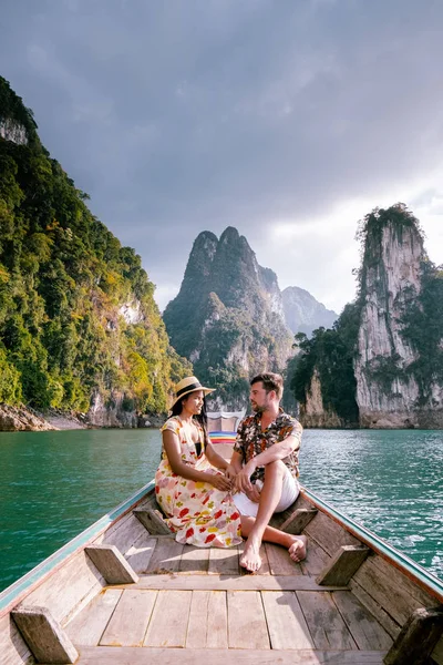 Khao Sok parque nacional Cheow Lan presa, Ratchaprapha presa o Rajjaprabha presa en Suratthani, Tailandia pareja de vacaciones —  Fotos de Stock