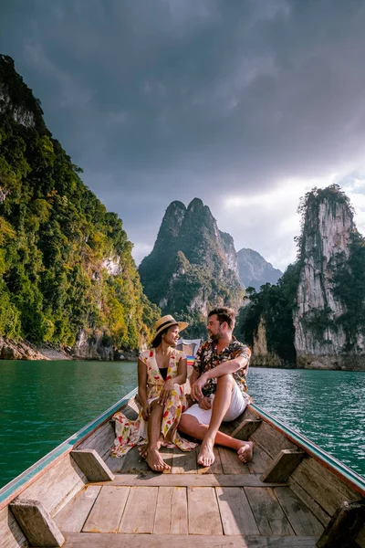 Khao sok Nationalpark Cheow lan Damm, Ratchaprapha Damm oder Rajjaprabha Damm bei Suratthani, thailändisches Paar im Urlaub — Stockfoto