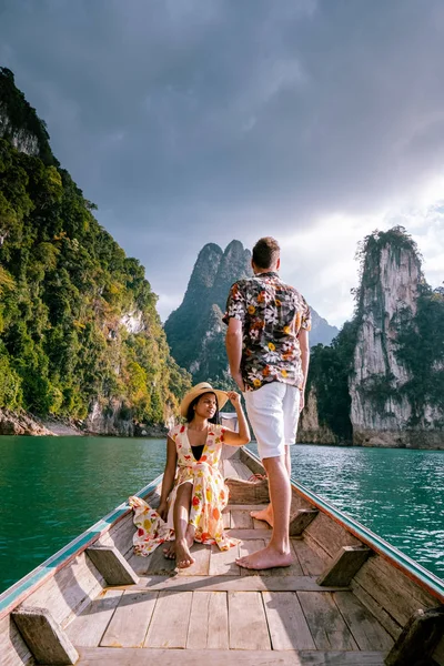 Parc national Khao Sok Barrage Cheow Lan, Barrage Ratchaprapha ou Barrage Rajjaprabha à Suratthani, Thaïlande couple en vacances — Photo