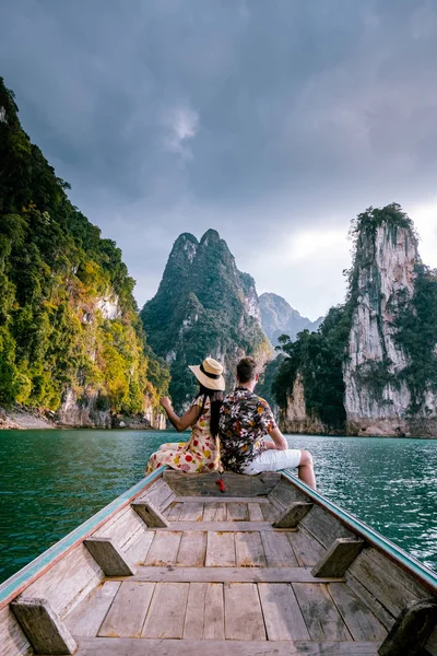 Taman nasional Khao Sok Cheow Lan Dam, Bendungan Ratchaprapha atau Bendungan Rajjaprabha di Suratthani, Thailand pasangan berlibur — Stok Foto